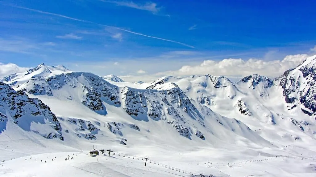 découvrez notre station de ski, un véritable paradis pour les amateurs de glisse. profitez des pistes variées, des paysages à couper le souffle et d'activités pour toute la famille. que vous soyez novice ou expert, vivez des moments inoubliables dans un cadre alpin enchanteur.