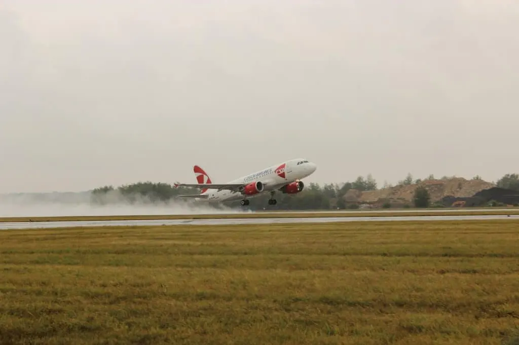 découvrez l'univers fascinant de l'aéronautique, une discipline qui allie innovation technologique, conception d'avions et exploration spatiale. plongez dans les avancées des aéronefs modernes, les défis de l'aviation durable et les opportunités offertes par l'ère numérique dans le ciel.