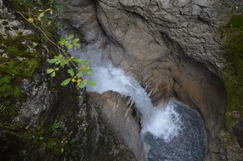 découvrez les nuances du fossé générationnel, ses implications sur nos relations, notre culture et notre société. explorez comment les différences d'opinions et de valeurs entre les générations façonnent notre monde moderne.