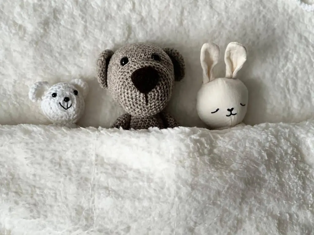 découvrez nos adorables ours en peluche faits main, réalisés avec amour et soin. chaque ours est unique, offrant une touche personnelle à votre collection ou un cadeau parfait pour un être cher. plongez dans l'univers chaleureux de nos créations artisanales et laissez-vous charmer par la douceur de nos teddy bears.