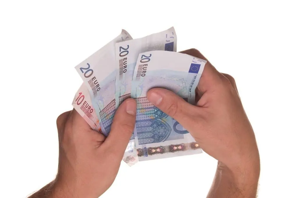 découvrez comment la réduction de salaire peut impacter votre situation financière et les stratégies pour y faire face. informez-vous sur les options disponibles et les conseils pratiques pour naviguer dans cette période difficile.