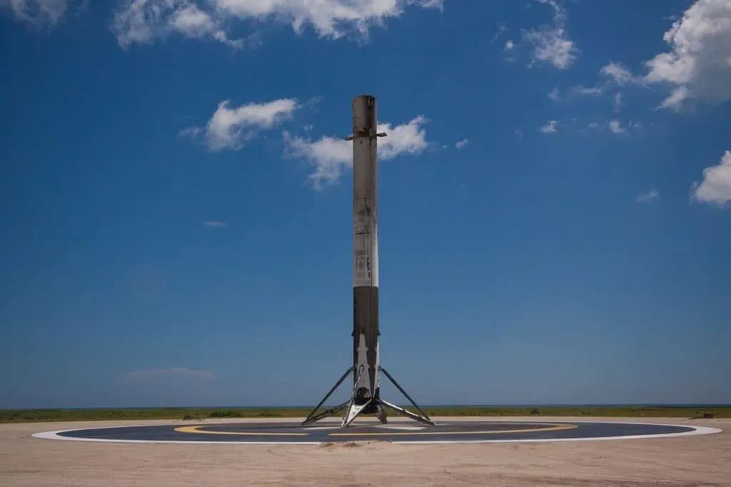 découvrez spacex, l'entreprise innovante d'elon musk qui révolutionne l'exploration spatiale grâce à ses lanceurs réutilisables et ses projets ambitieux comme la colonisation de mars. restez informé sur ses dernières missions et avancées technologiques.