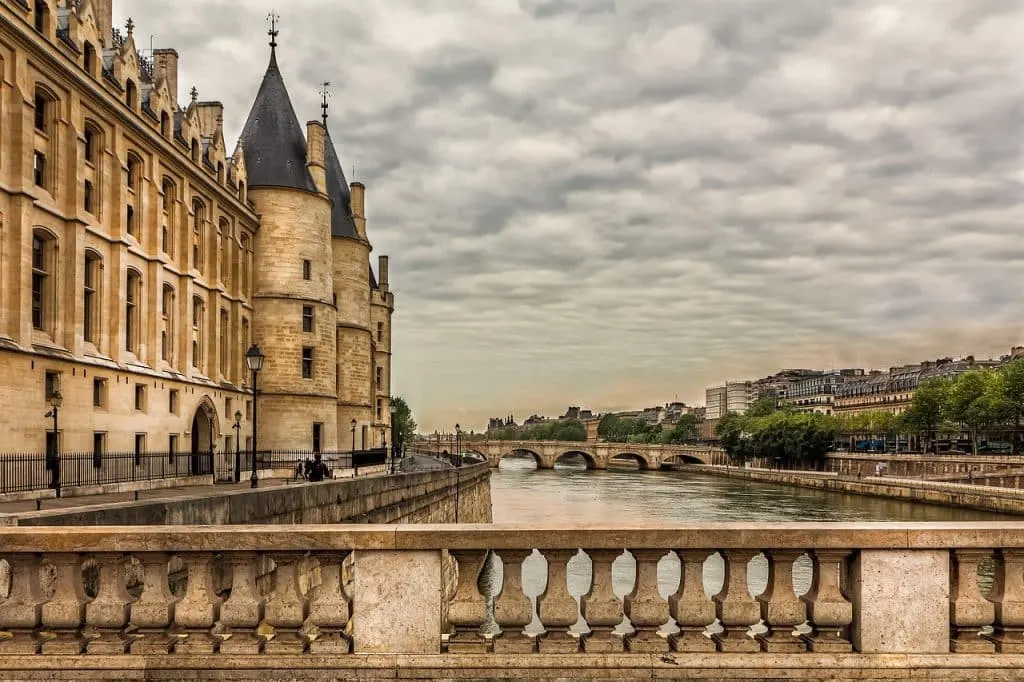 découvrez nos services de concierge personnalisés, conçus pour faciliter votre quotidien. que ce soit pour gérer vos réservations, organiser des événements ou répondre à vos besoins spécifiques, notre équipe dévouée est à votre écoute pour vous offrir une expérience sur mesure.