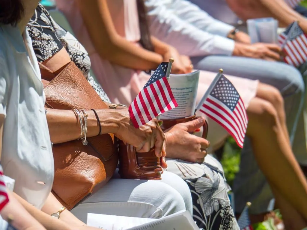 découvrez le concept de patriotisme économique, une approche qui privilégie la promotion des entreprises locales et le soutien à l'économie nationale. explorez son impact sur l'emploi, la consommation et la durabilité, et apprenez comment ce mouvement encourage l'innovation tout en renforçant l'identité culturelle et les valeurs locales.