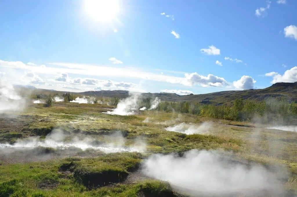 découvrez l'énergie géothermique, une source renouvelable et durable qui utilise la chaleur de la terre pour produire de l'électricité et chauffer des bâtiments. explorez ses avantages, ses applications et son impact positif sur l'environnement.