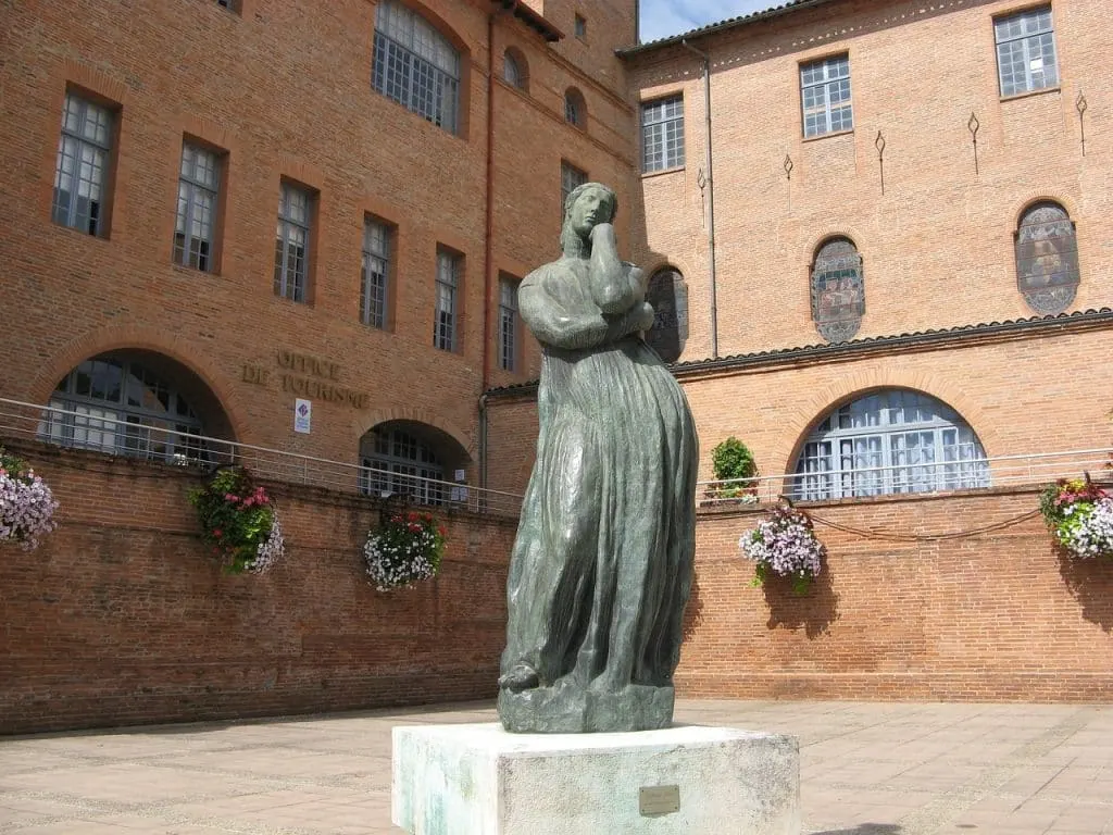 découvrez montauban, charmante ville du tarn-et-garonne, célèbre pour son riche patrimoine historique, ses magnifiques places et ses festivals animés. explorez ses musées, ses jardins et ses délicieux restaurants, tout en profitant d'une ambiance conviviale. que vous soyez passionné d'histoire ou à la recherche de détente, montauban vous séduira par ses charmes.