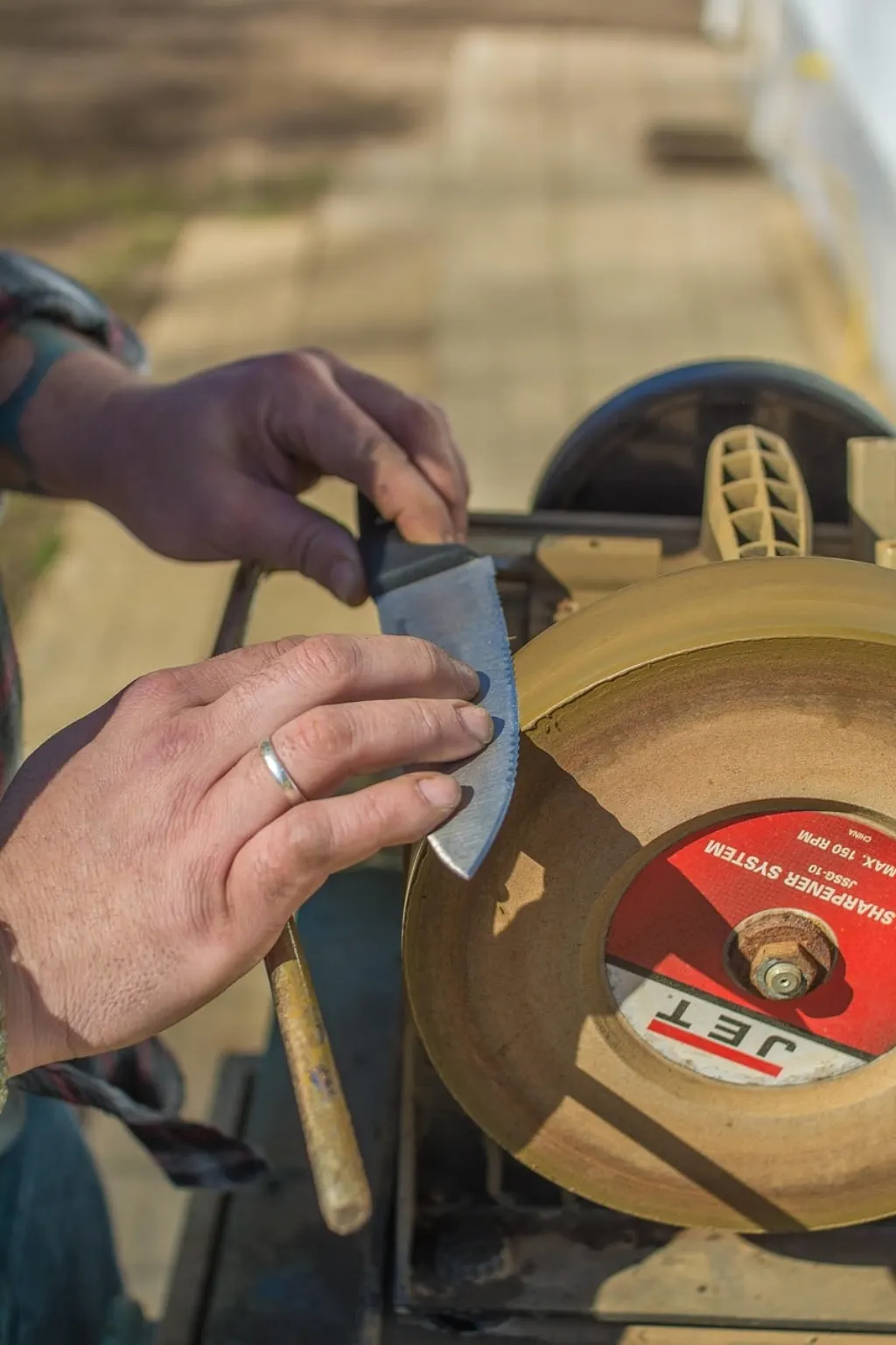 découvrez l'art du sharpening : techniques, outils et conseils pour affûter efficacement vos couteaux, outils de jardinage et plus encore. optimisez votre équipement pour une performance maximale.