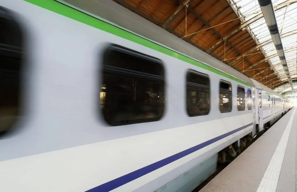 découvrez l'univers des trains : voyagez à travers les paysages, explorez les circuits ferroviaires et profitez des avantages du transport en train pour des escapades inoubliables.