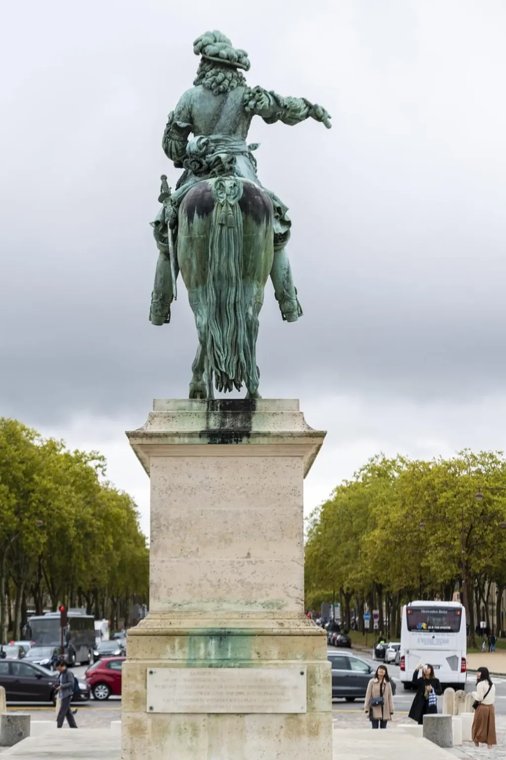 découvrez l'histoire fascinante de versailles, ses majestueux palais, jardins et richesses culturelles. plongez dans l'élégance de la cour et émerveillez-vous devant les chefs-d'œuvre architecturaux et artistiques qui font de cette ville un symbole de l'art de vivre à la française.
