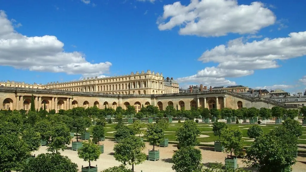 découvrez l'histoire fascinante et la beauté intemporelle de versailles, avec ses magnifiques jardins, son palais grandiose et son ambiance royale qui font de cette ville une destination incontournable en france.