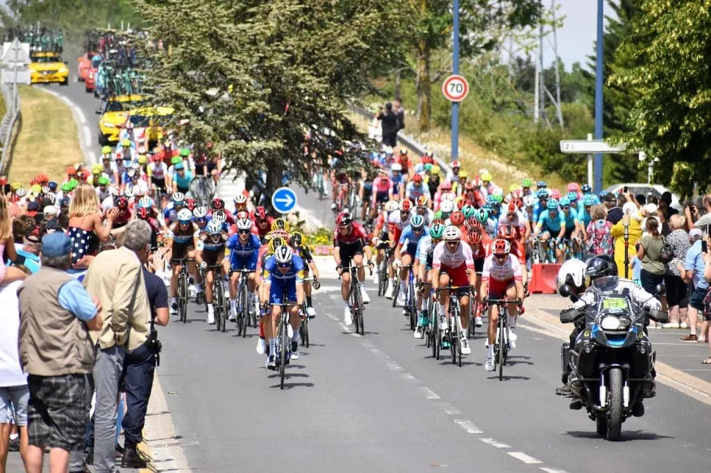 découvrez l'histoire et les moments forts du tour de france, la légendaire course cycliste qui traverse les plus beaux paysages de france. suivez les défis des cyclistes, les équipes et les étapes qui font de cet événement sportif une véritable célébration du cyclisme et de l'esprit français.