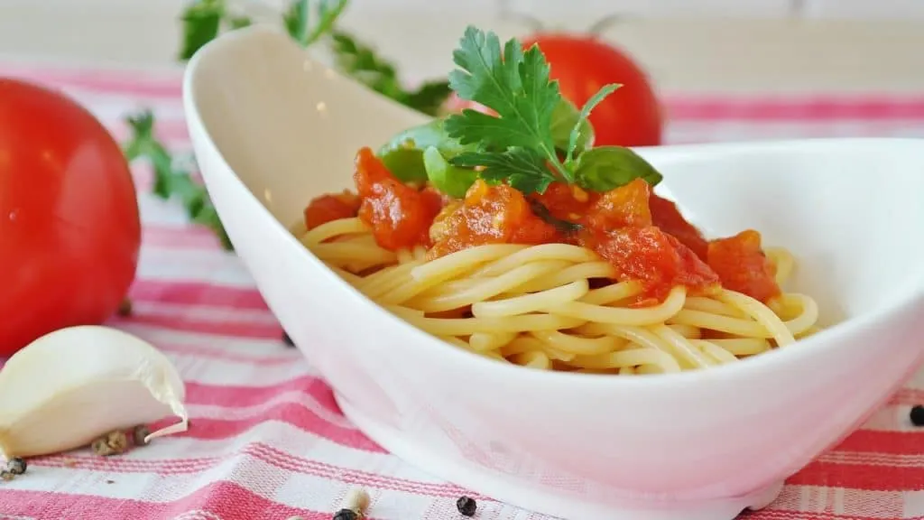 découvrez comment préparer une sauce tomate maison savoureuse: ingrédients simples, étapes clés, astuces de conservation et variantes pour pâtes et pizzas.