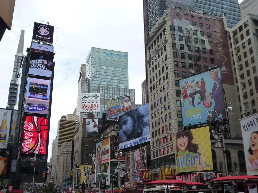 découvrez broadway, le cœur vibrant du théâtre musical à new york : histoire, spectacles incontournables, actualités et conseils pour vivre une expérience unique au royaume des comédies musicales.