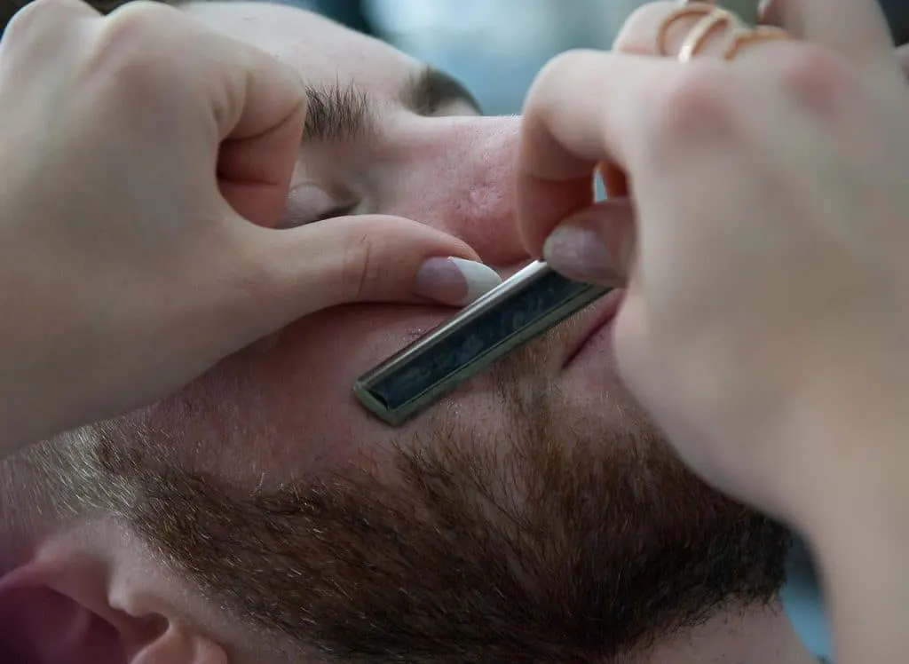 découvrez the barber, votre salon de coiffure spécialisé dans les coupes, tailles de barbe et soins personnalisés pour hommes. offrez-vous un moment de détente dans un cadre moderne avec des professionnels passionnés.