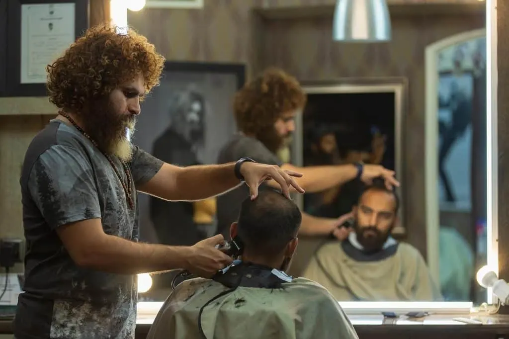 découvrez the barber, votre salon de coiffure spécialisé dans les coupes tendance, soins de la barbe et rasages traditionnels. profitez d'un service professionnel et d'une ambiance conviviale pour un look parfaitement soigné.