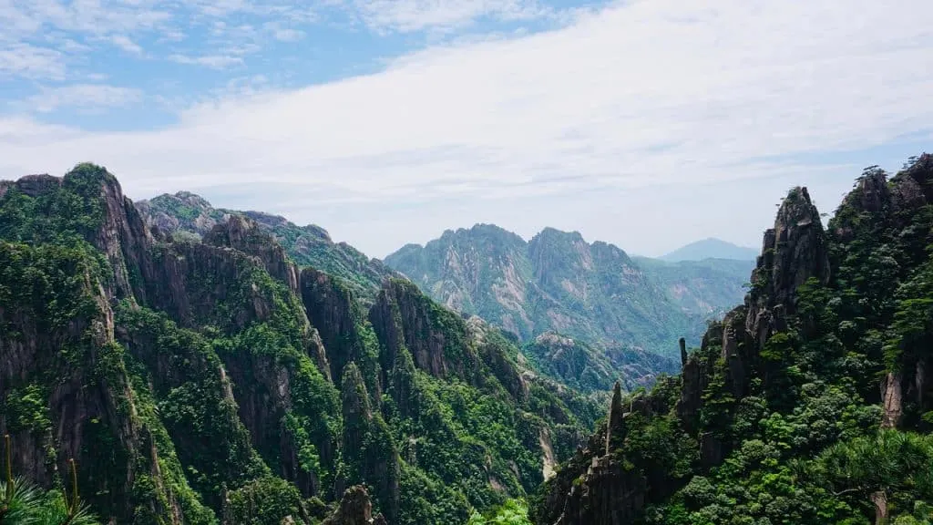 découvrez la province d'anhui en chine : son histoire fascinante, ses paysages montagneux spectaculaires, sa cuisine authentique et ses sites touristiques incontournables. parfait pour les amateurs de voyages et de culture asiatique.