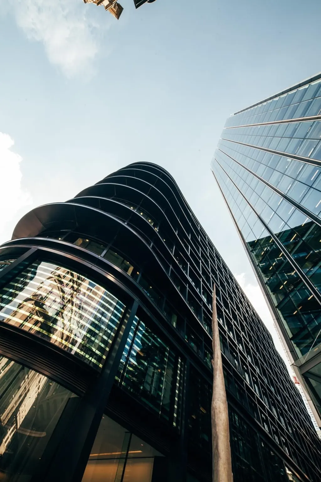découvrez le rôle, les services et le fonctionnement d'une banque commerciale. apprenez comment ces institutions soutiennent les particuliers et les entreprises dans la gestion financière au quotidien.