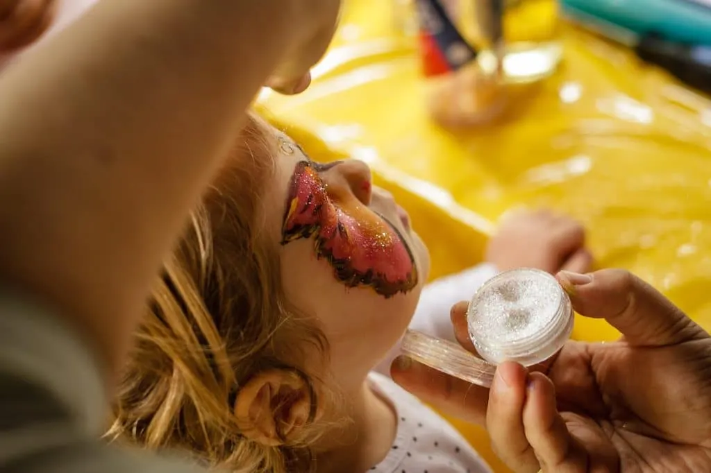 découvrez la signification du terme « guilty pleasure » et explorez pourquoi nous aimons tant ces petits plaisirs coupables, dans la musique, la nourriture, ou les séries.