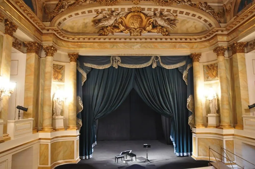 découvrez l'univers captivant du théâtre : spectacles, pièces classiques et contemporaines, acteurs passionnés et moments inoubliables sur scène.