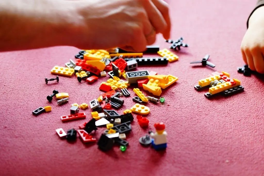 découvrez l'univers créatif et amusant de lego avec une large gamme de briques, sets thématiques et accessoires pour tous les âges. construisez, imaginez et partagez des moments inoubliables.