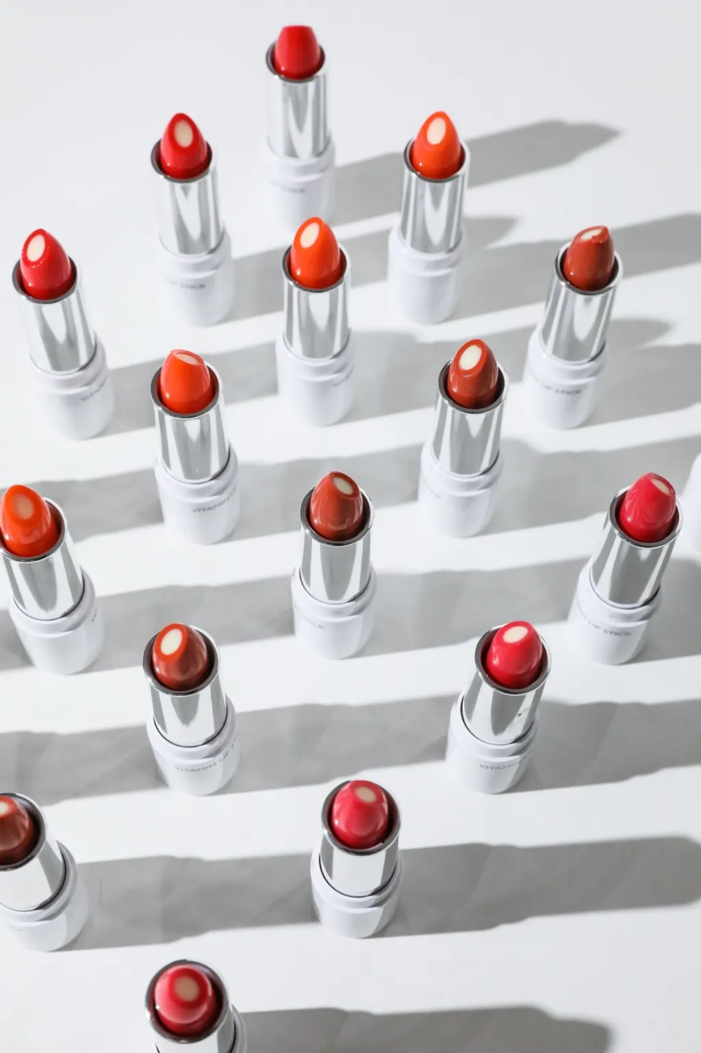 découvrez notre large sélection de produits cosmétiques pour sublimer votre beauté au quotidien. soins du visage, maquillage et parfums adaptés à tous les styles.