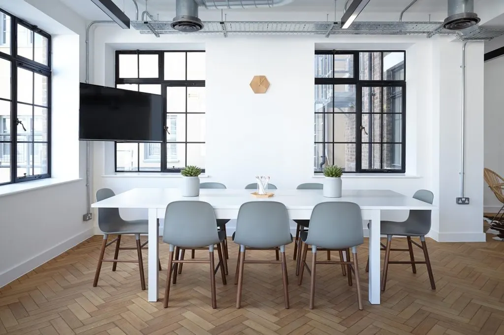 mobilier urbain fabriqué à partir de plastique recyclé, alliant durabilité, écologie et design moderne pour des espaces publics responsables.