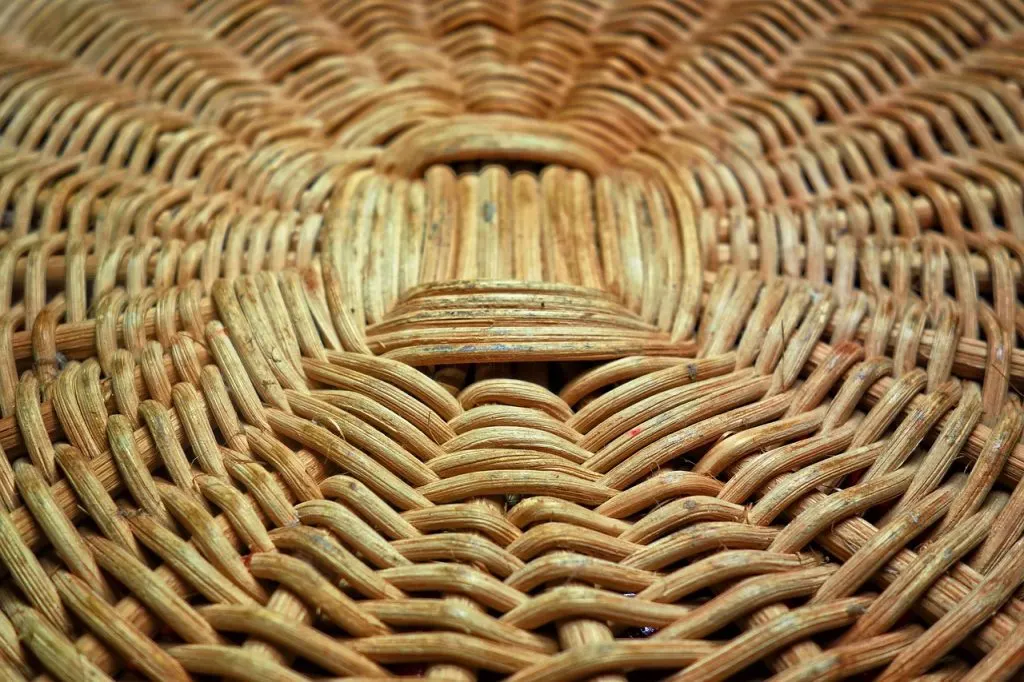 découvrez l'expertise et le savoir-faire unique d'un artisan passionné, offrant des créations faites main avec soin et qualité.