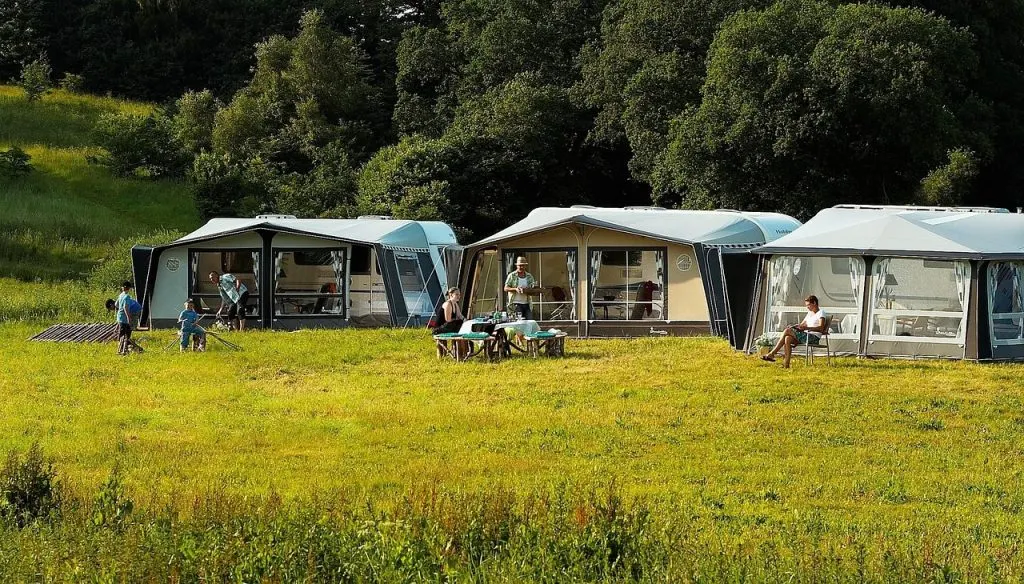 découvrez le monde du caravanning : liberté, aventure et confort sur la route pour des voyages inoubliables en pleine nature.