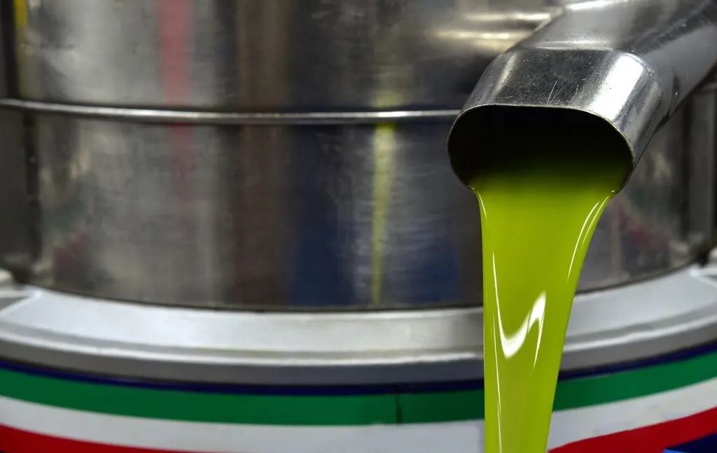 huile d'olive artisanale de qualité supérieure, issue d'olives sélectionnées avec soin pour préserver saveurs et arômes authentiques.