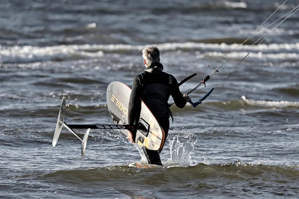 découvrez tout sur l'hydrofoil : technologie innovante pour améliorer la vitesse et la stabilité des embarcations sur l'eau.