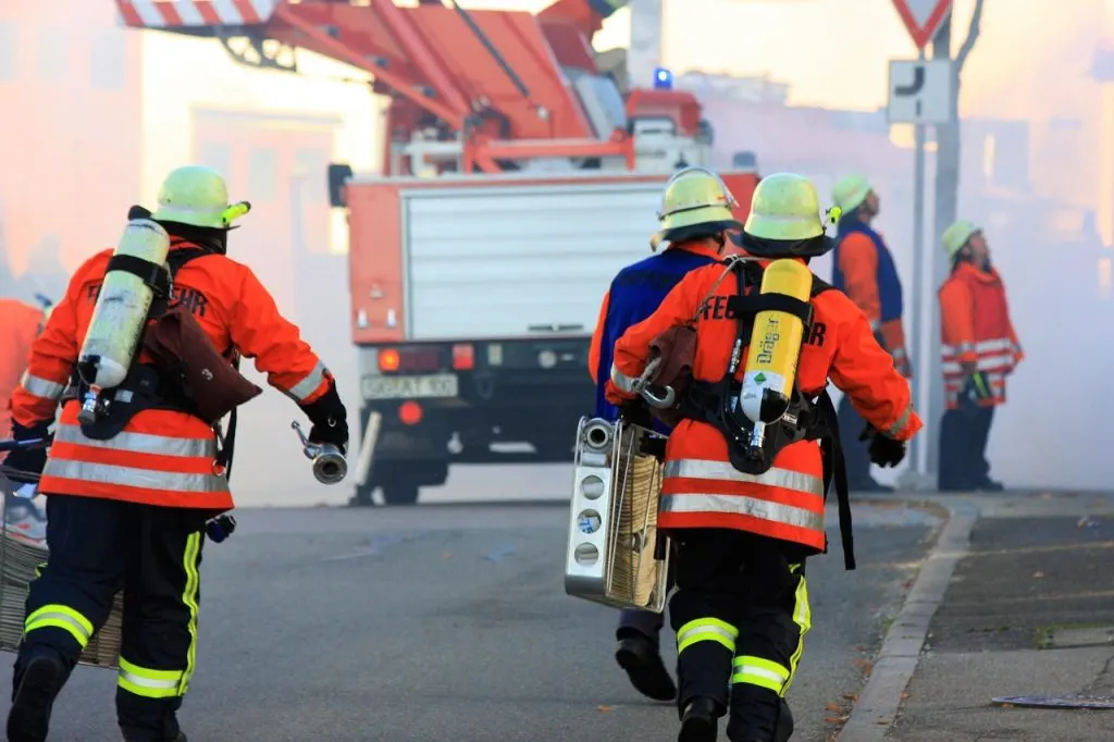 découvrez le rôle essentiel des pompiers volontaires, engagés pour protéger la communauté avec courage et dévouement.